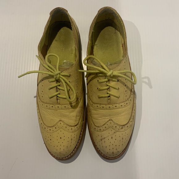 Lily Perf Oxfords in Creamy Yellow by GAP. US 8.5 - Picture 2 of 7